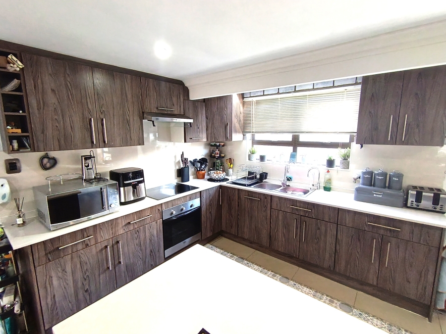 3 Bedroom Property for Sale in Gordons Bay Central Western Cape